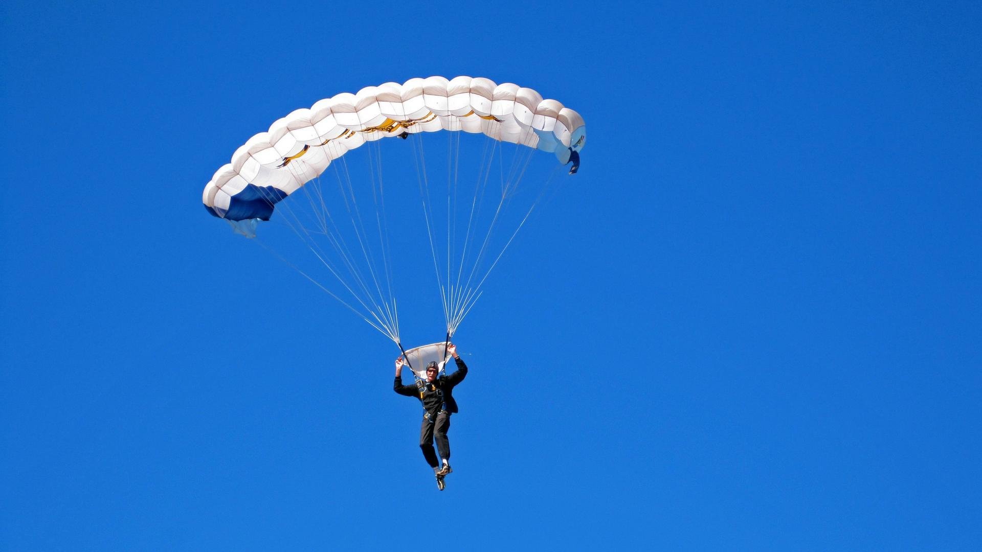 都市奇迹赛：在摩天大楼之间设置的高空网球挑战
